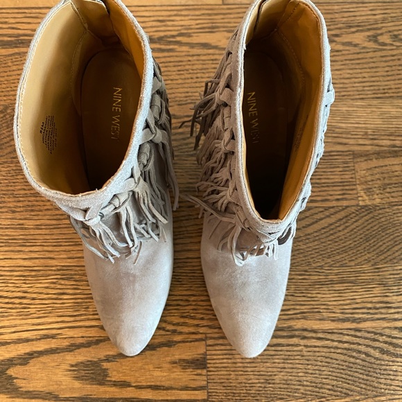 Nine West gray suede fringe booties, only worn once! Perfect condition! Size 8.5 - Picture 2 of 5